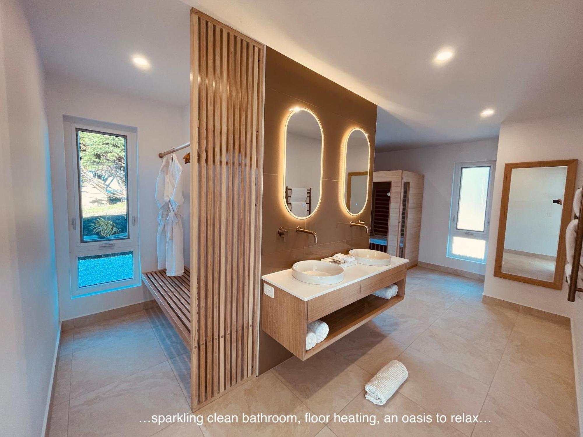Saltwater - Absolute Oceanfront, Fire Pits, Some Villas With Hot Tubs And Sauna Falmouth Eksteriør bilde